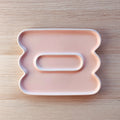 Vassoio decorativo Jewe, in ceramica, vista dall'alto su sfondo di legno, BECCA
