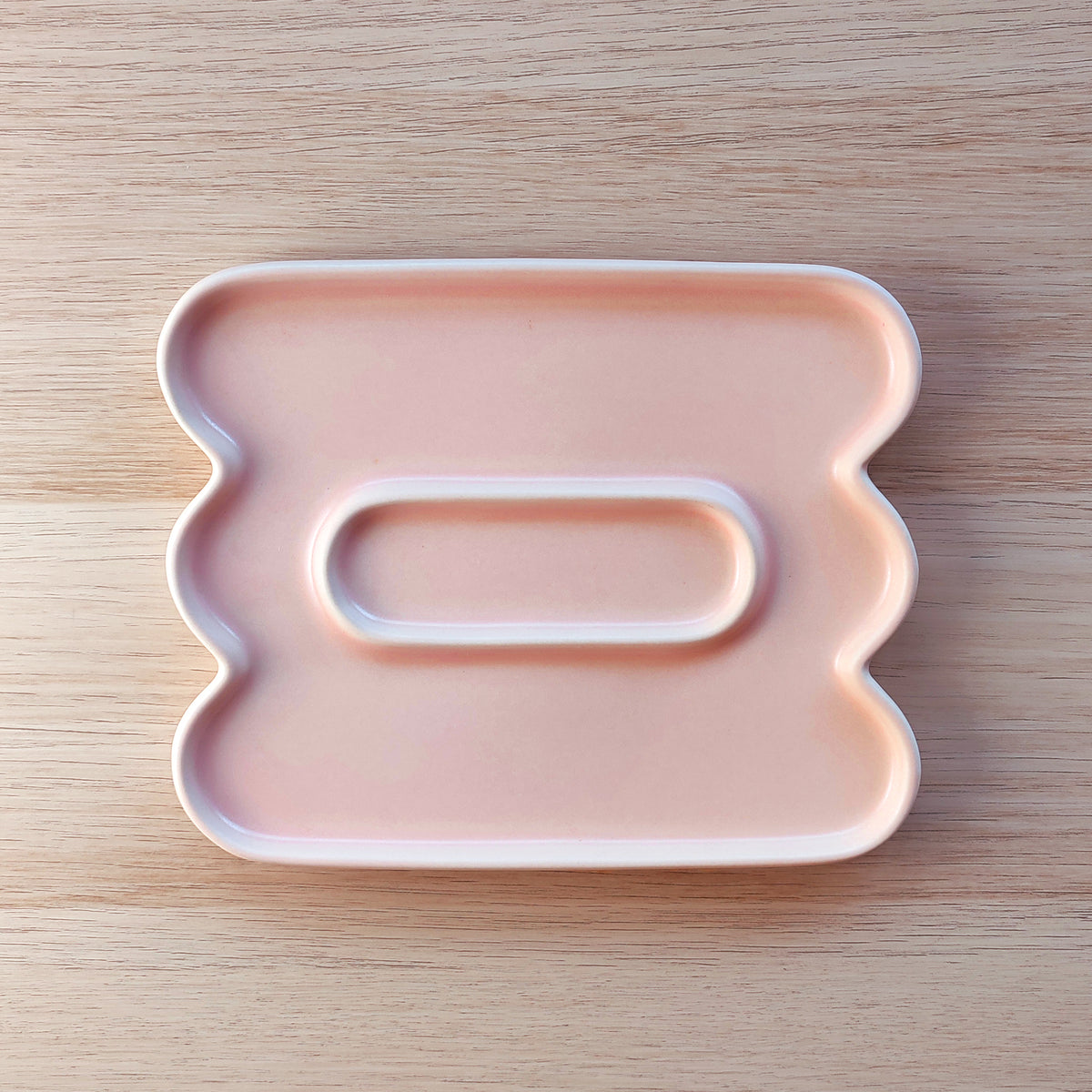 Vassoio decorativo Jewe, in ceramica, vista dall'alto su sfondo di legno, BECCA