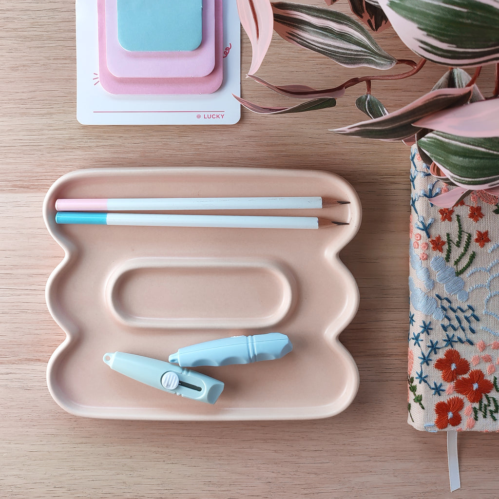 Vassoio Jewe, rosa, su scrivania in legno, matite e quaderno colorato, BECCA