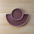 Vassoio decorativo in ceramica, color melanzana, vista dall'alto su sfondo di legno, BECCA