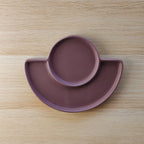 Vassoio decorativo in ceramica, color melanzana, vista dall'alto su sfondo di legno, BECCA